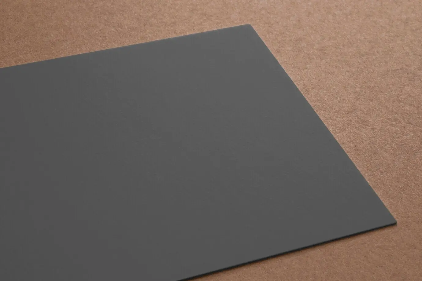 Schwarze Papierkarte auf Kartonuntergrund. Nahaufnahme, 3D-Rendering.