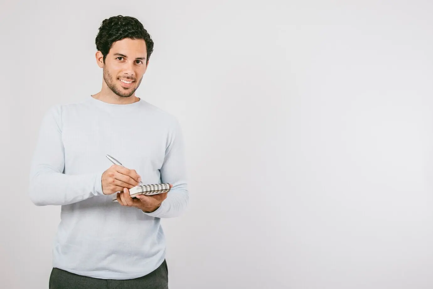 Junger Mann schreibt und posiert.